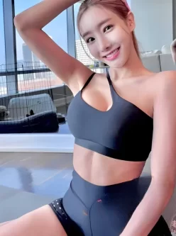 韩国IG健身网红 chu_obabe 在健身房内大秀身姿，拍下粉丝福利！